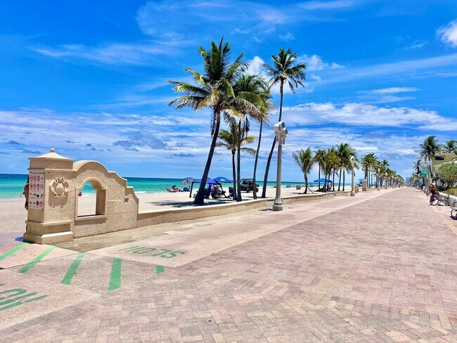 Building Photo - 3111 N Ocean Dr