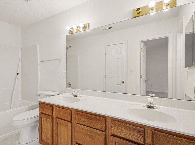 Building Photo - 2 Bed/2Bath Townhouse for RENT!