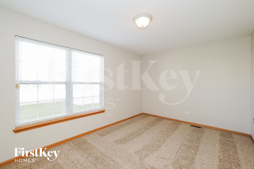 Building Photo - 16460 Kingsbrook Dr