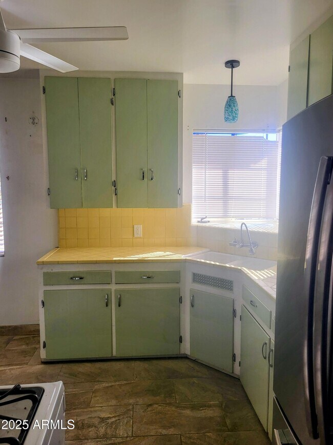 Building Photo - 1704 W Colter St