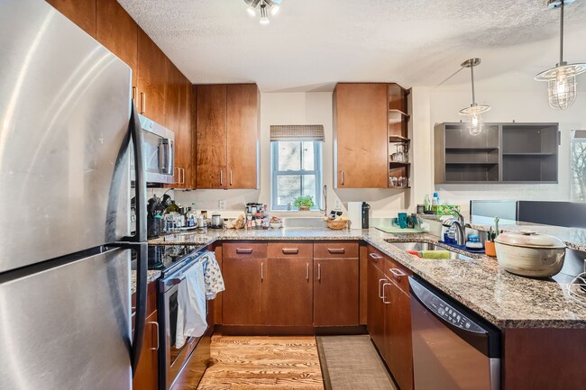 Primary Photo - Updated 1 Bed 1 Bath Condo Easy Access to ...