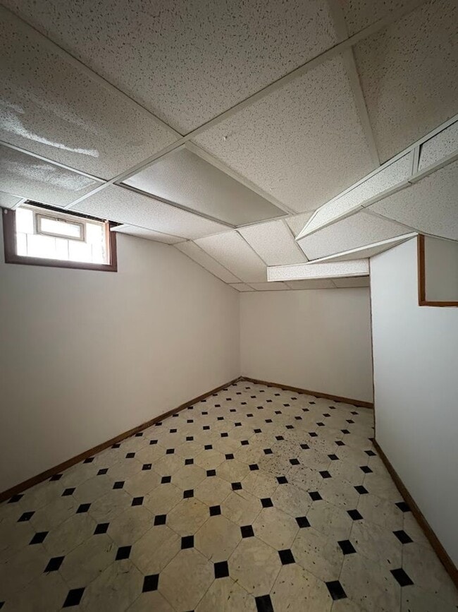 Building Photo - Large 4 bedrooms 2 full bathroom home for rent