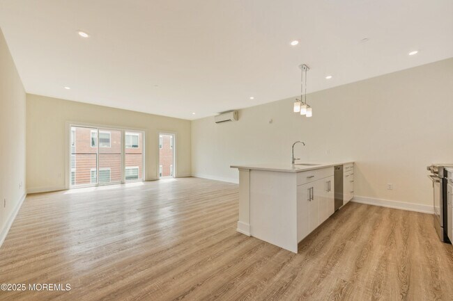 Building Photo - 700 Bangs Ave