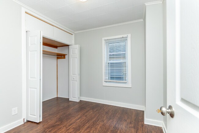 Building Photo - 402 Koch Ave