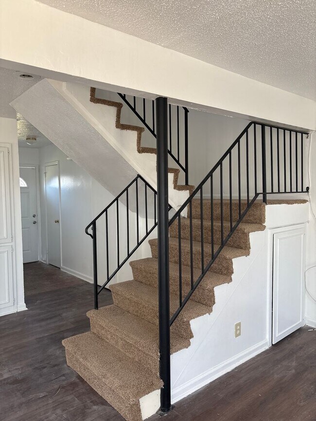 Building Photo - Spacious