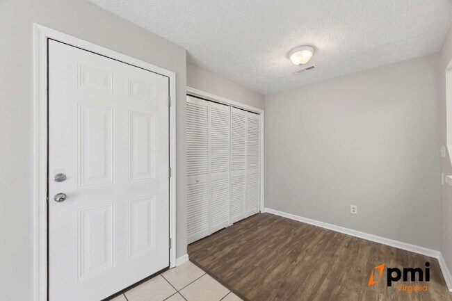 Building Photo - GATED COMMUNITY FULLY RENOVATED 1 BED 1 BATH WITH BALCONY AND POOL FOR RENT IN HAMPTON!