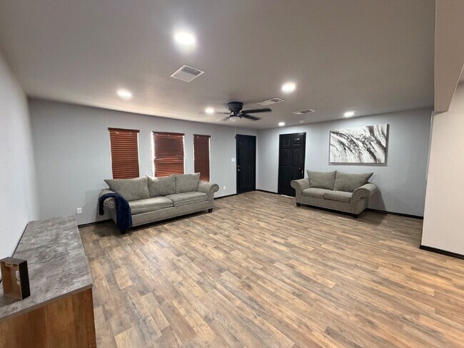 Building Photo - 4 bed 4 bath close to South plains college!
