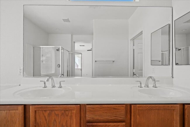 Building Photo - Fabulous Home!