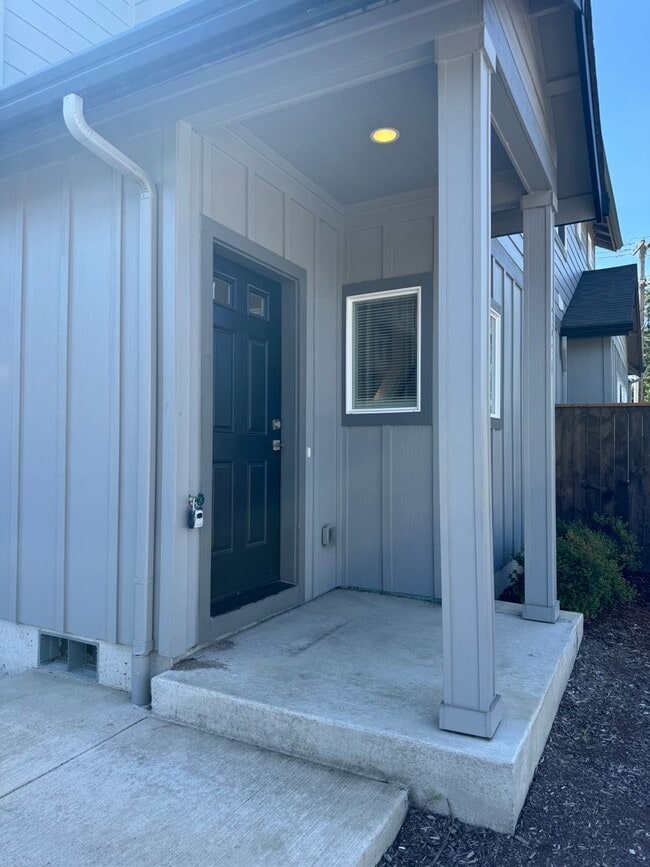 Building Photo - Newer 3 bedroom, 2.5 bath duplex in desirable neighborhood!