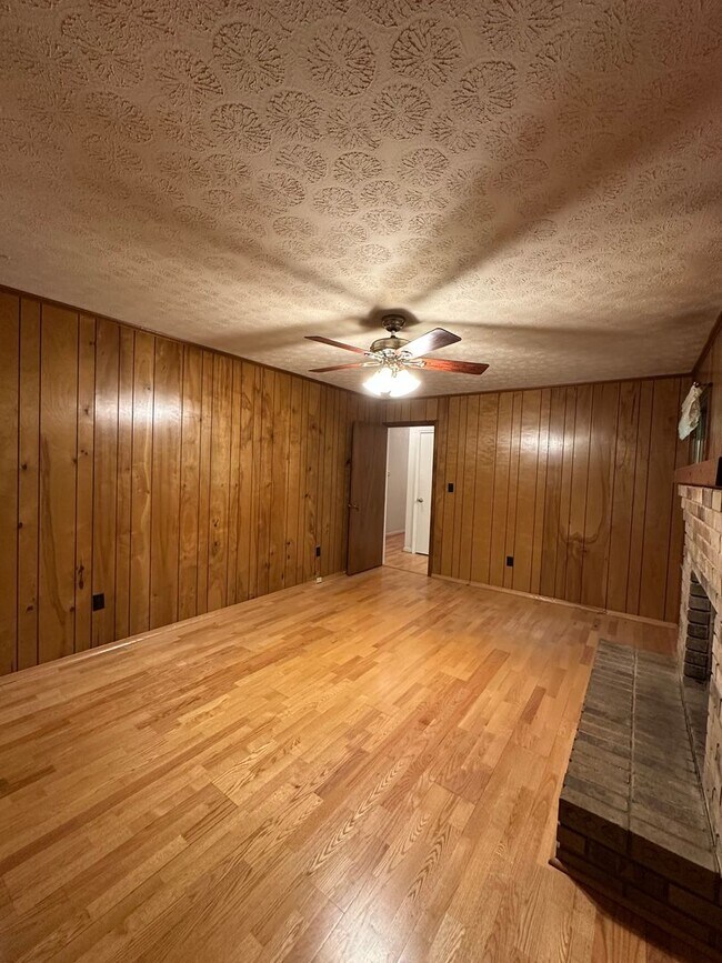 Building Photo - Available now,  3/2 with large unfinished basement, in University Heights