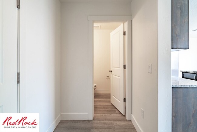 Building Photo - 4 Bed/2.5 Bath Townhome in Desert Bluff!