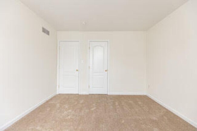 Building Photo - Spacious, Large, Luxury 3 Bedroom Townhous...