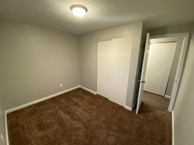 Building Photo - 6550 Summerdale