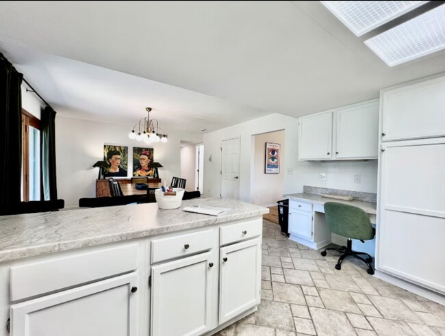 Building Photo - Large, stylish home in heart of Liberty twp.