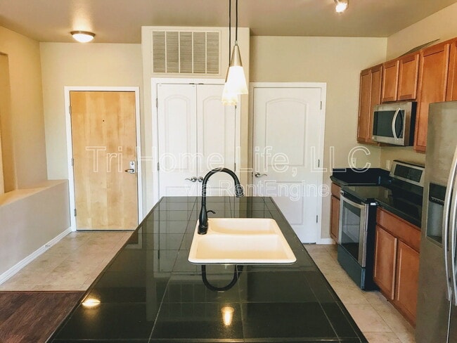Building Photo - 10184 Park Meadows Dr