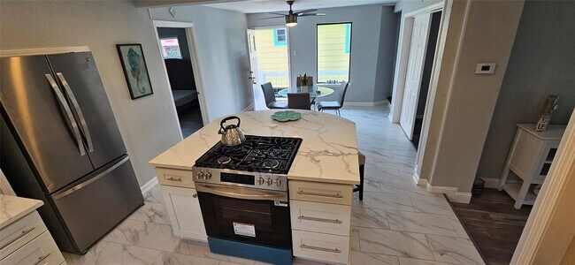 Building Photo - 1643 Railroad St