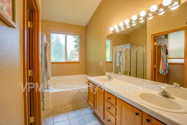 Building Photo - 1204 NE 89th Ave