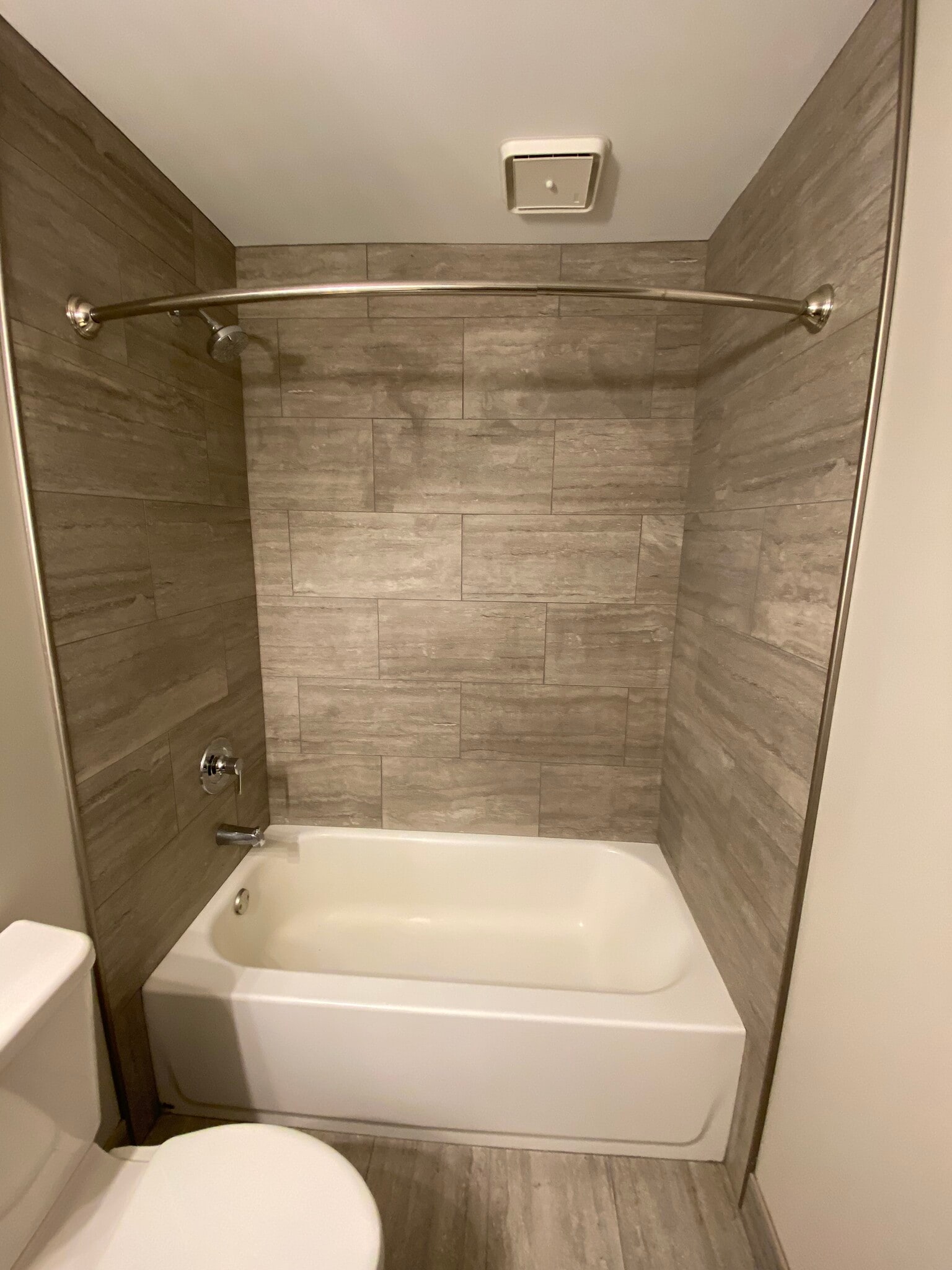 Building Photo - 125 Twin Oaks Dr