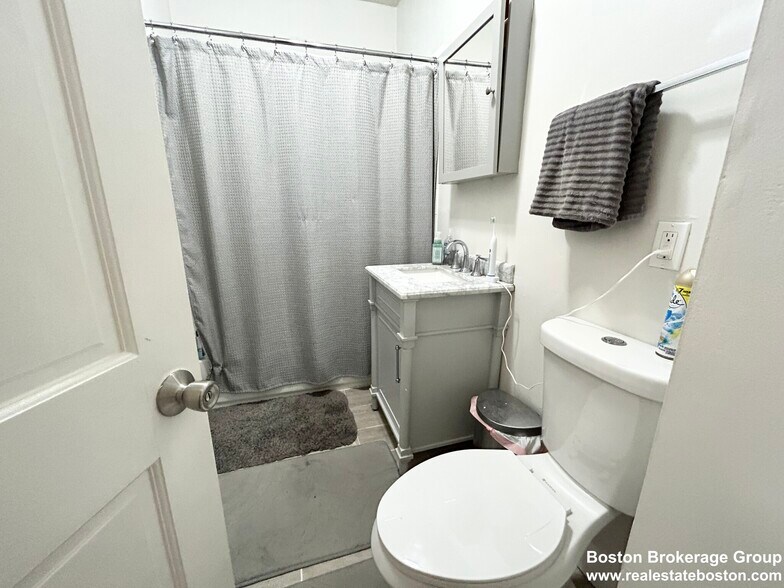 Building Photo - 151 E Cottage St