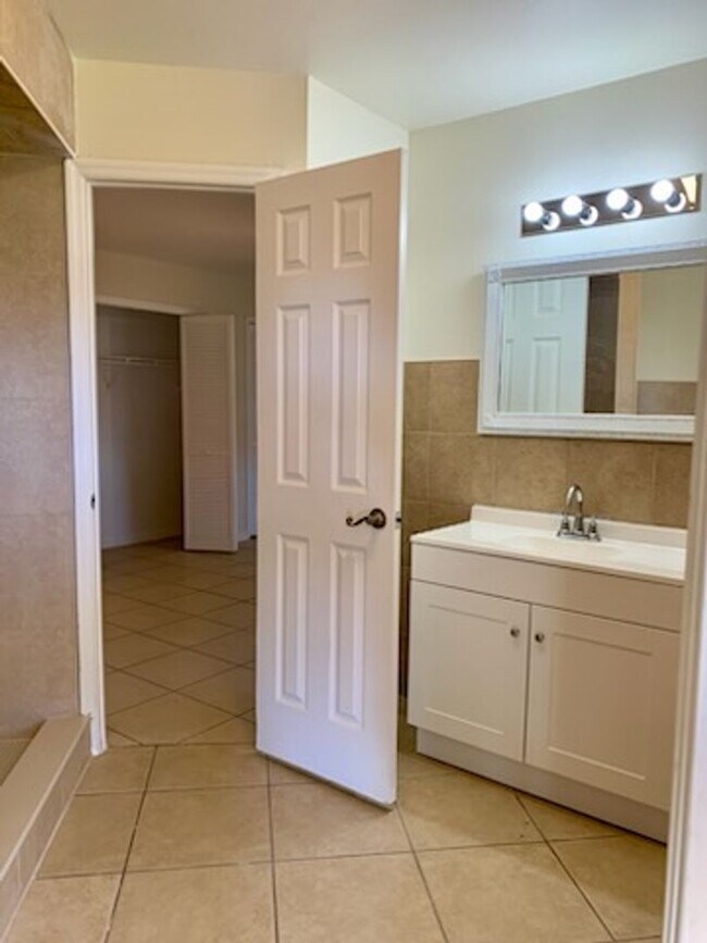 Building Photo - Priced to Rent 3/2