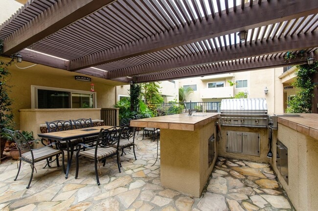 Building Photo - Stunning renovated apartment in the Heart ...