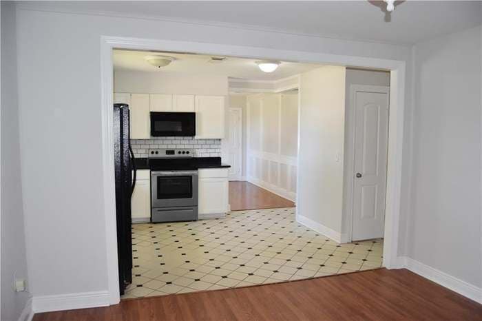 Building Photo - 4748 Newlands St