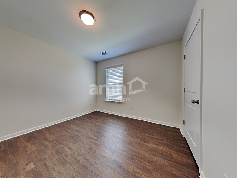 Building Photo - 19 Hogan Dr