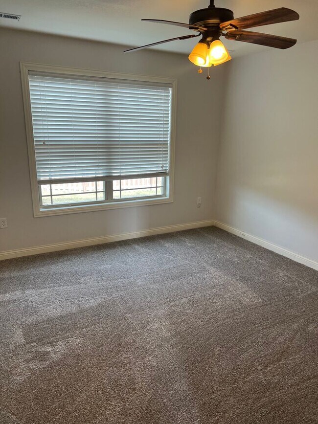 Building Photo - 3 bedroom, 2 bathroom, 2 car garage, single family home located on the south of town