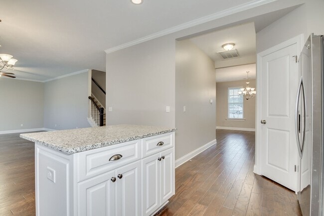 Building Photo - 4 Bedroom 2.5 Bath Canterbury Farms