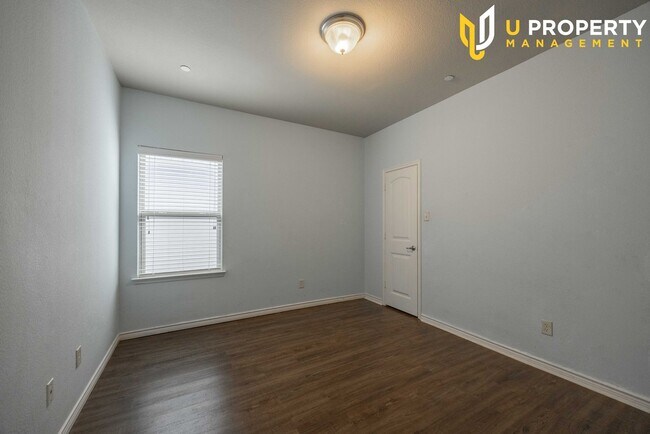Building Photo - LUXURY TOWNHOME IN CRAIG RANCH COMMUNITY