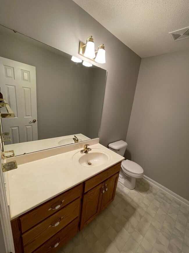 Building Photo - Oak Lake Estates - Pool w/Pool Care Includ...
