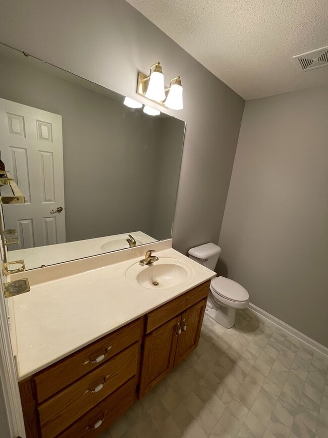 Building Photo - Oak Lake Estates - Pool w/Pool Care Included!