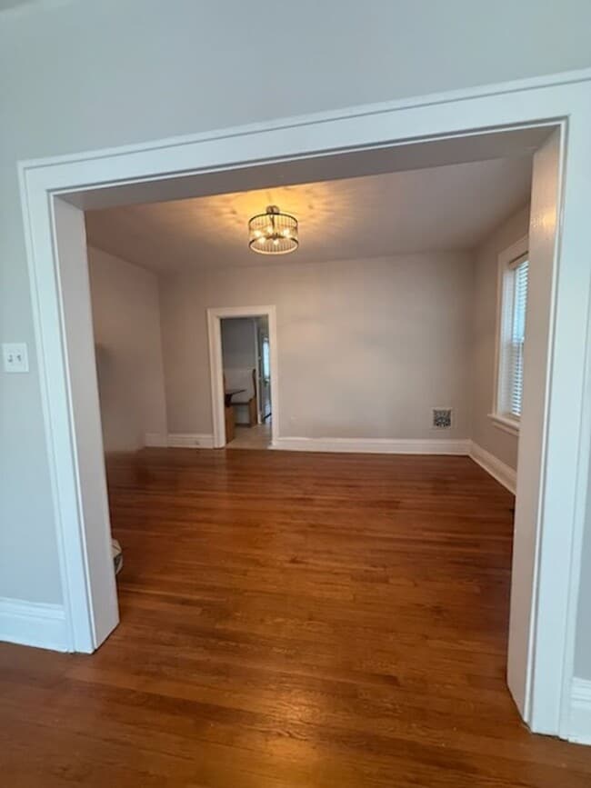 Building Photo - Dogtown Apartment!