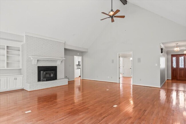 Building Photo - Stunning 3 bed 2.5 bath home in Cove Creek...