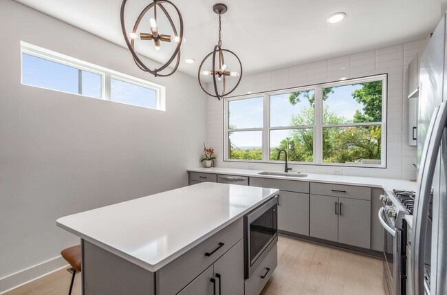 Building Photo - Prestine & Partially Furnished North Nashv...