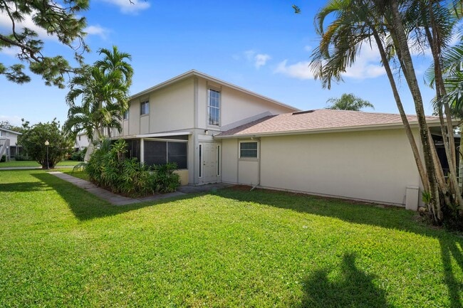 Building Photo - Beautiful Two-story condo 2bedrooms 2 baths with garage in Fort Myers