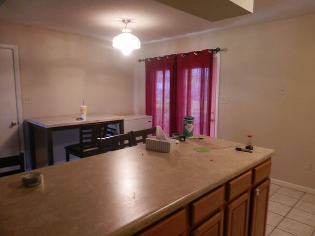 Building Photo - Quality 3 Bedroom 1.5 Bathroom Townhouse