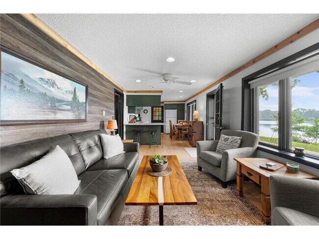 Building Photo - 2180 Island Dr