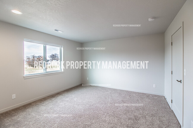 Building Photo - 325 S Woodlawn Ln