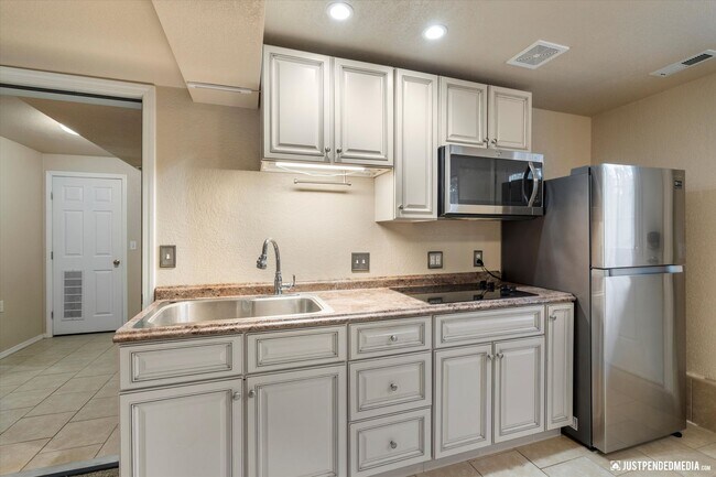 Building Photo - 3 Bedroom W/ Mother in Law Suite | 2 Bathr...
