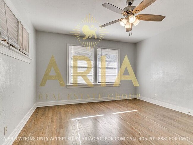 Building Photo - COMING SOON! 2 Bed/2 Bath Duplex Super Clo...