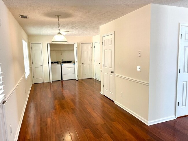 Building Photo - Welcome to this charming 3-bedroom, 3-bath...
