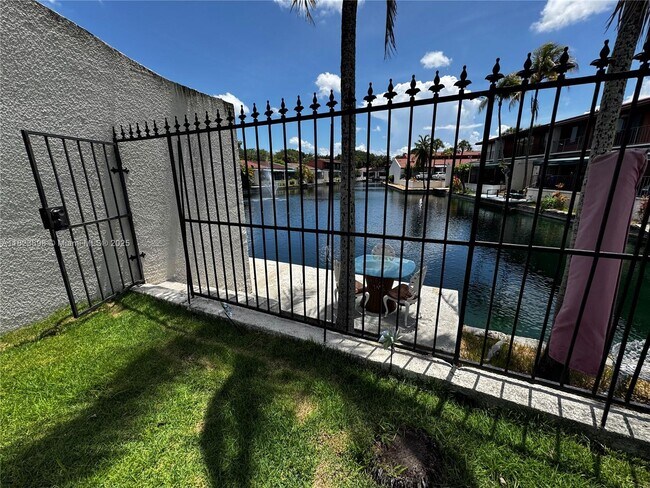 Building Photo - 6984 Greentree Ln
