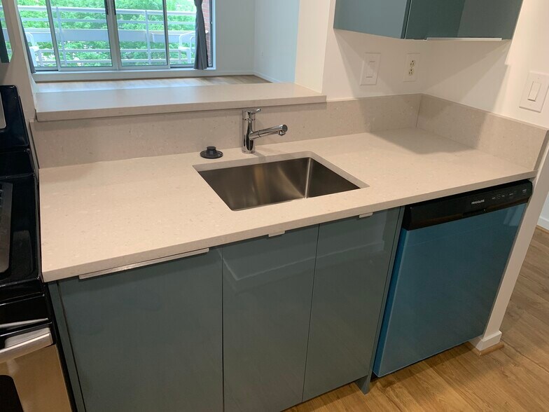 Building Photo - 4 Canal Park