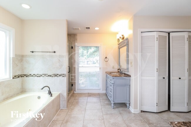 Building Photo - 4205 Charleswood Ave