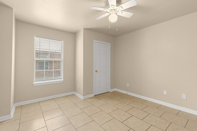 Building Photo - 233 E Craven Ave