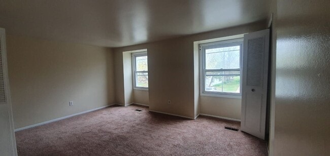 Building Photo - Condo for rent with parking and yard large...