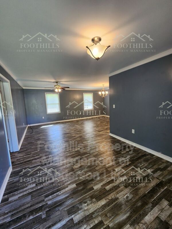Building Photo - 211 Brady Cir