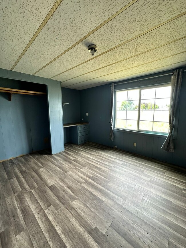 Building Photo - 4 Bedroom & 2 Bathroom Mobile Home in Wate...