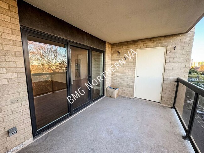 Building Photo - 309 Yoakum Pkwy